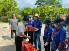 德晟集團(tuán)董事長(zhǎng)駱志凌帶隊(duì)慰問一線，為基層員工“送清涼”